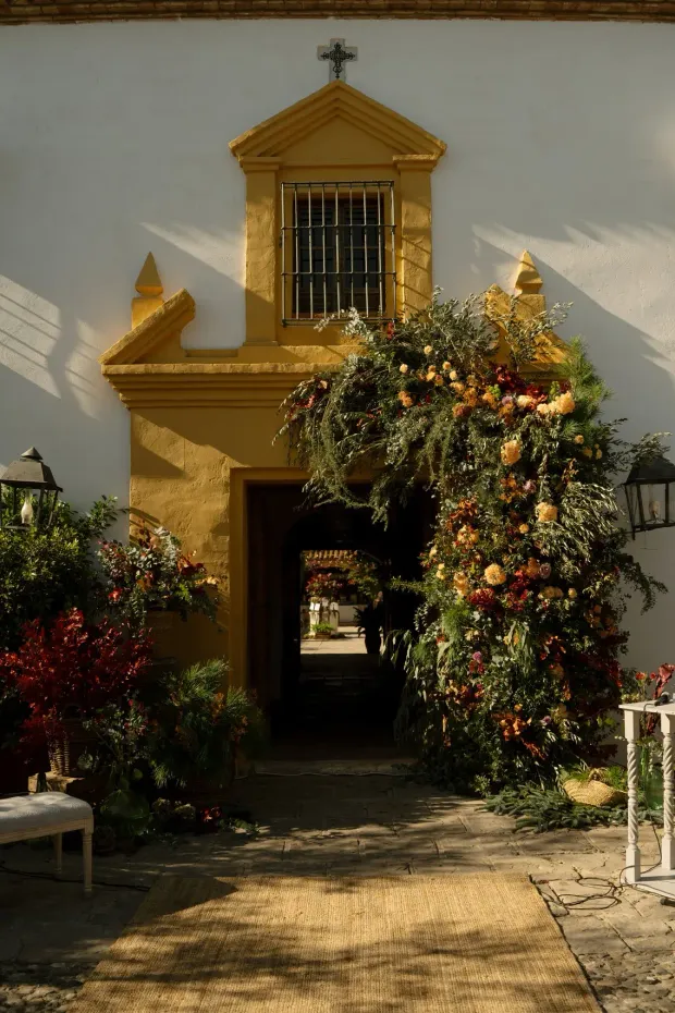 Instalación floral elegante para un venue cerca de Málaga