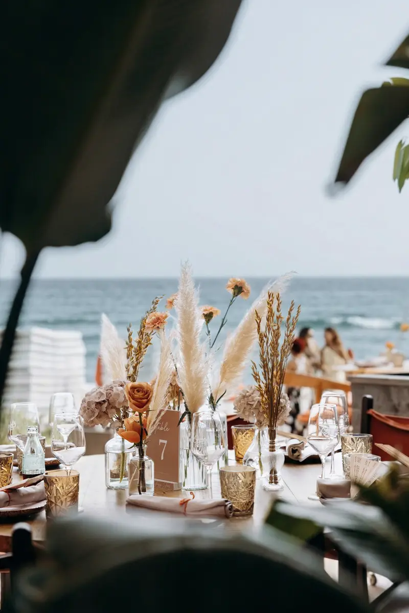 Arco floral romantico en una ceremonia de boda al aire libre en Marbella
