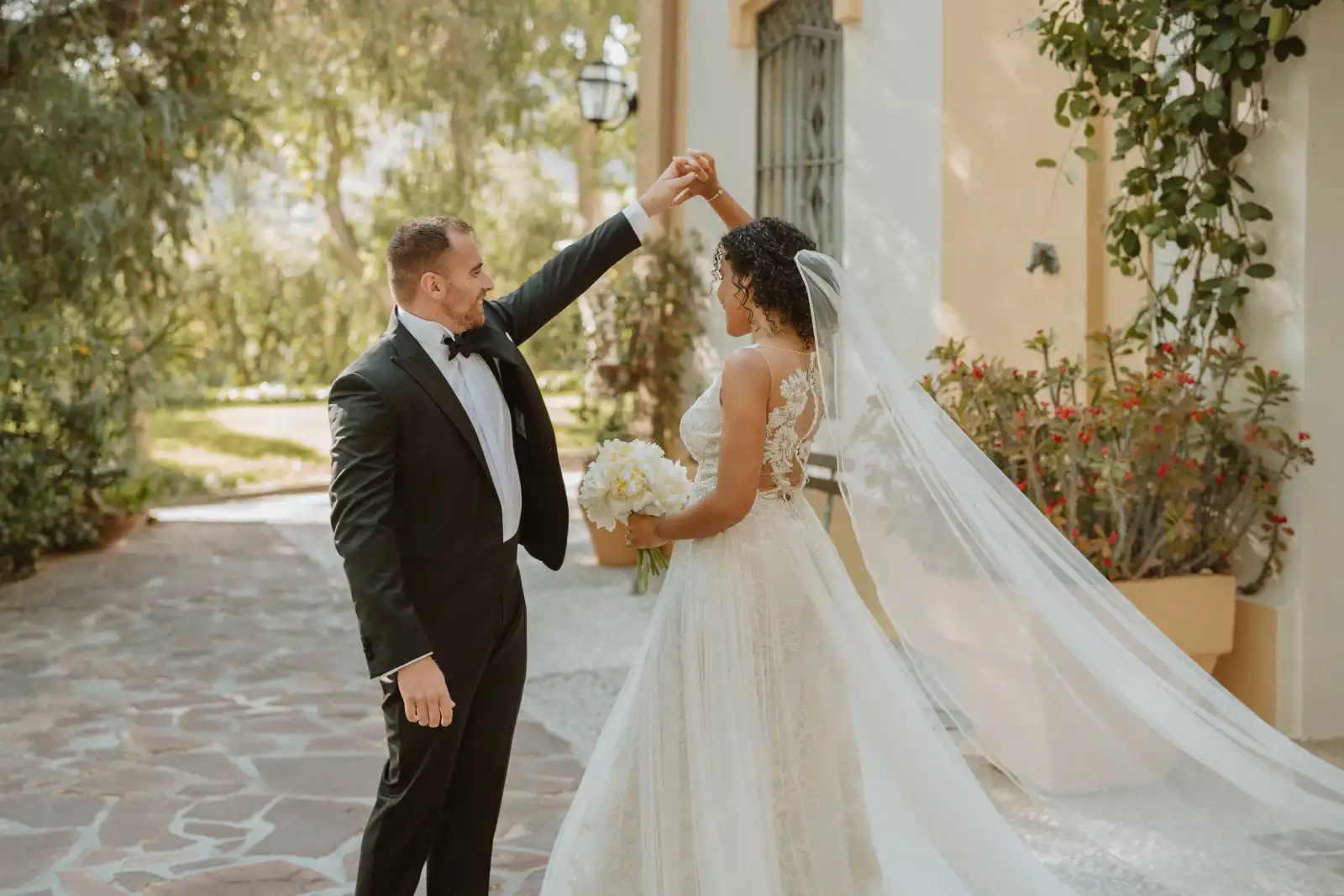Instalación floral editorial para un evento de lujo