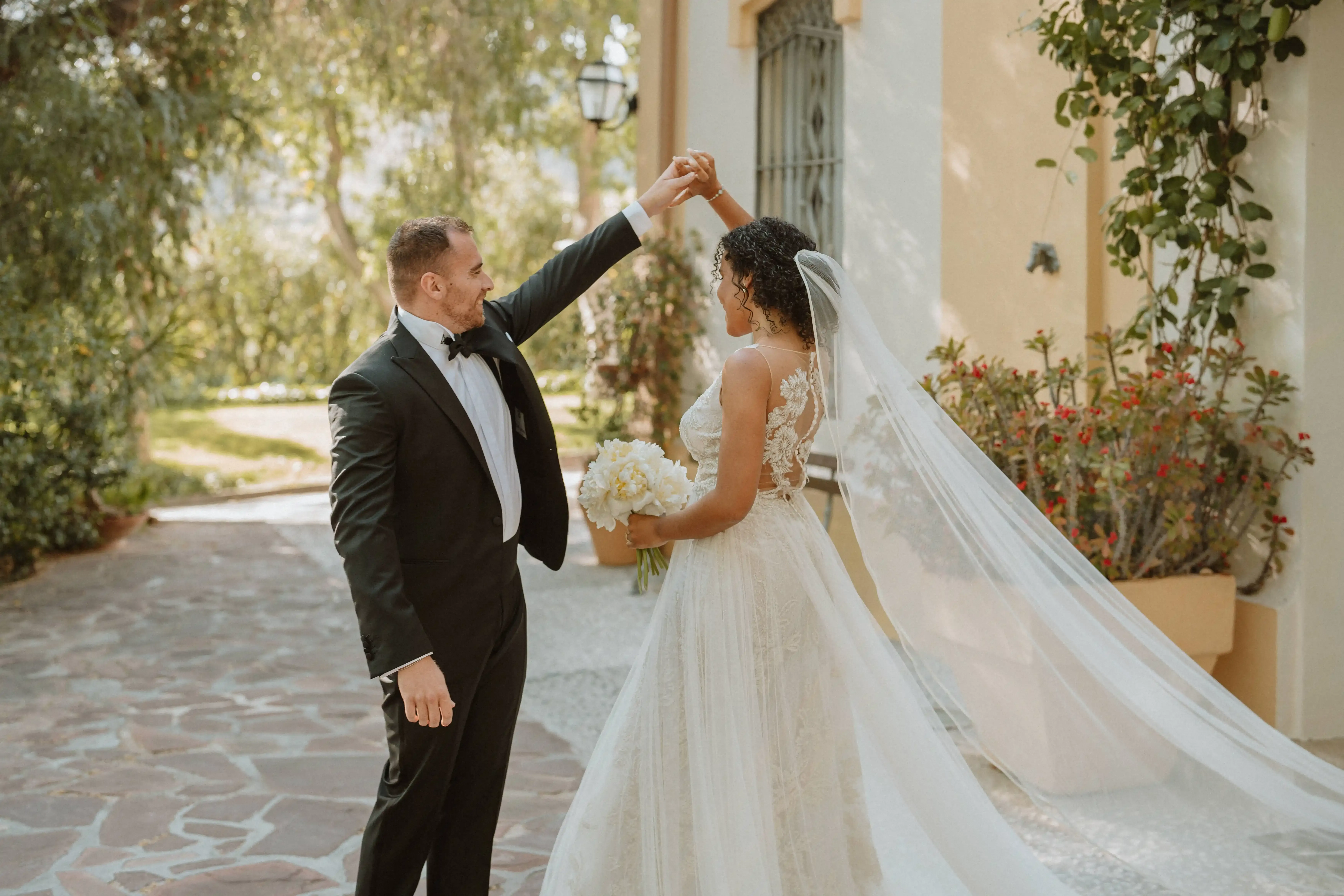 Centro floral con flores frescas en una mesa de celebracion