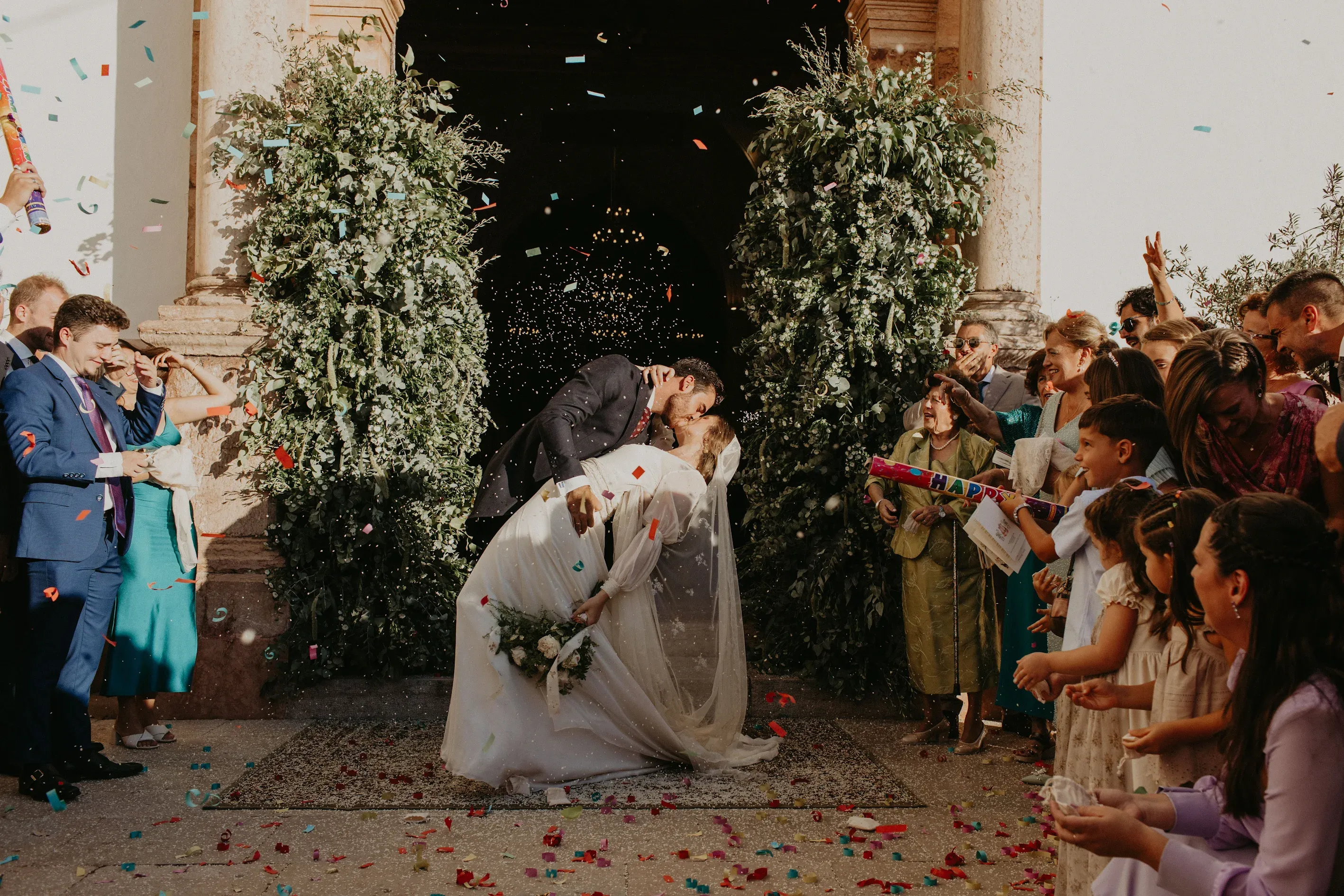 Arreglo floral de verano en Cortijo Las Mozas con follaje local y ranúnculos españoles