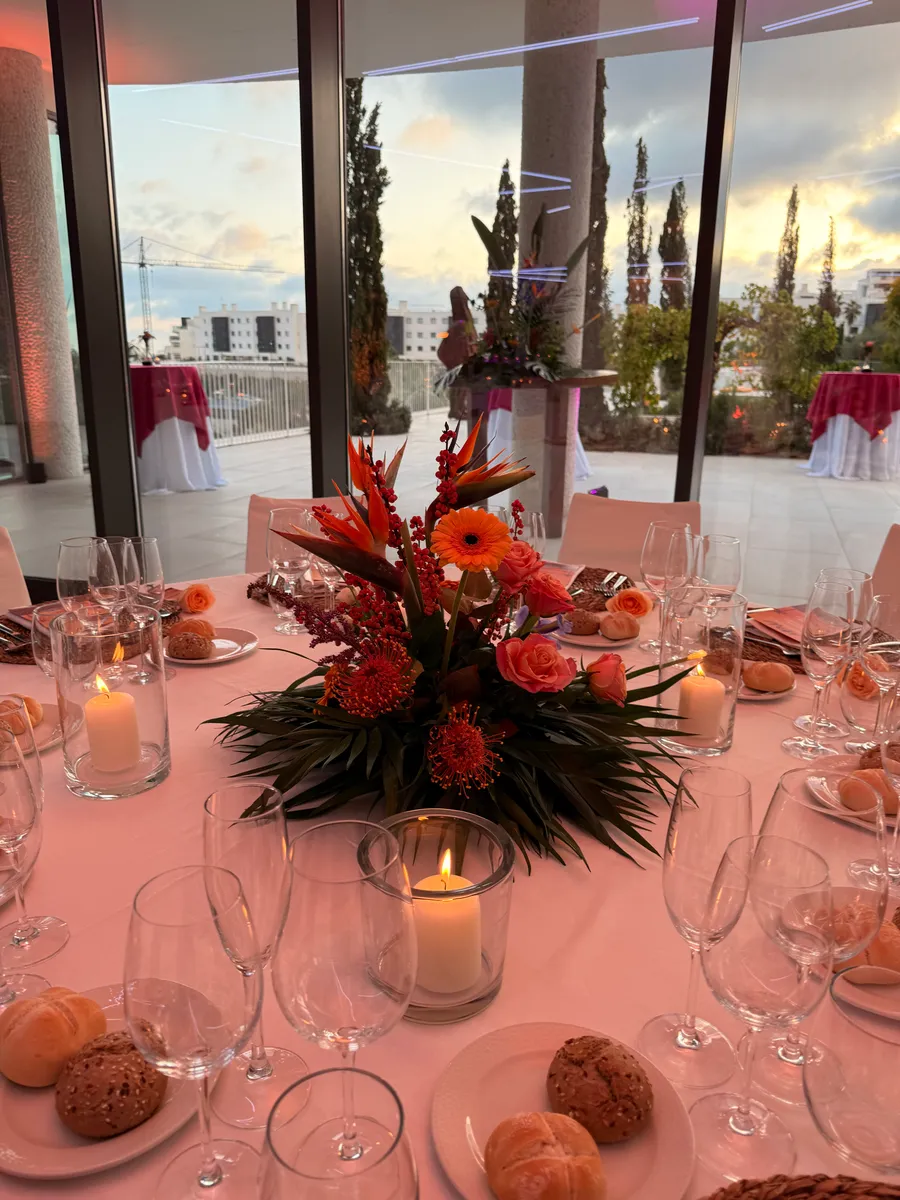 Arreglo floral protagonista para una mesa de evento de lujo