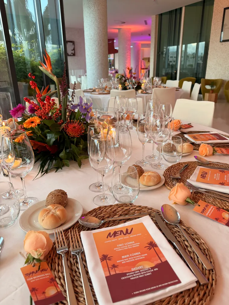 Diseño floral para un evento corporativo