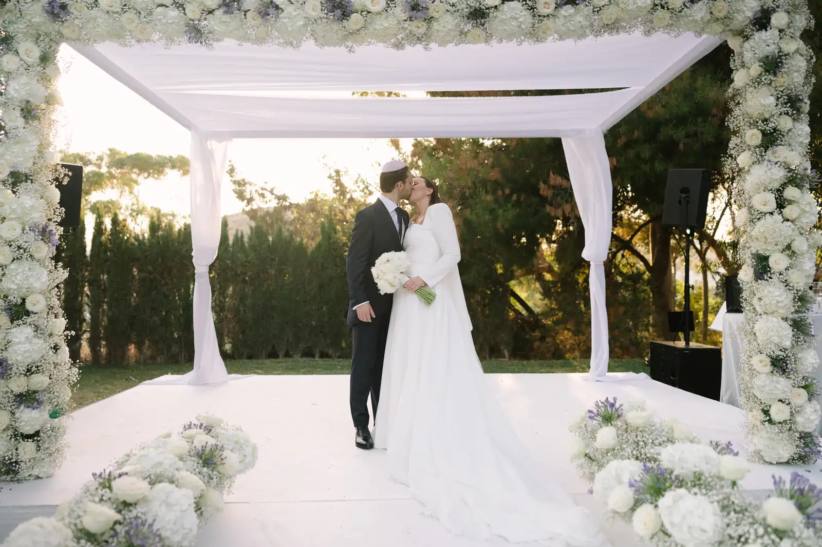 Ramo de novia con rosas blancas y eucalipto
