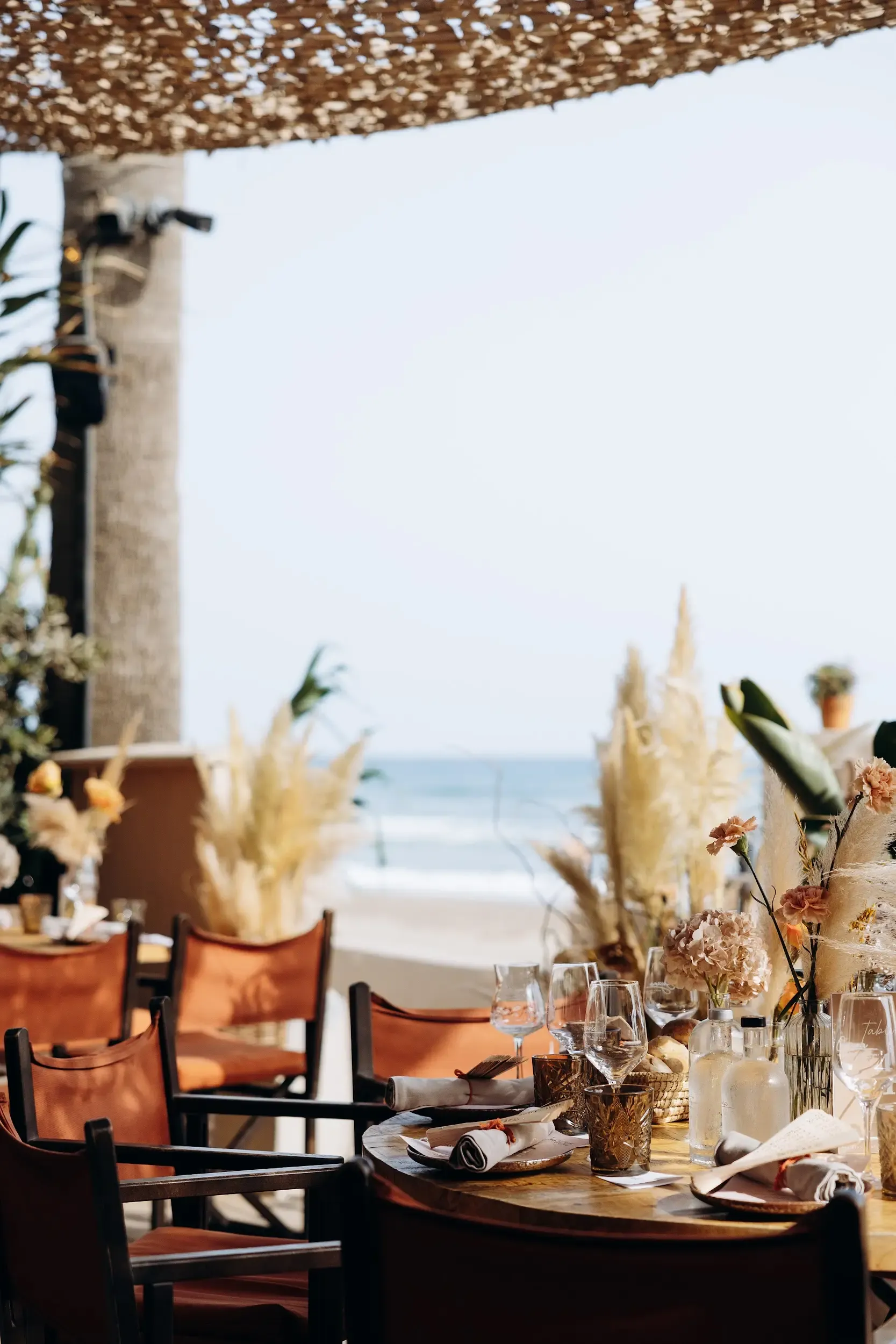 Diseño floral para la boda destino de Jens & Jessy en Oyana Beach Club, Marbella — septiembre 2025