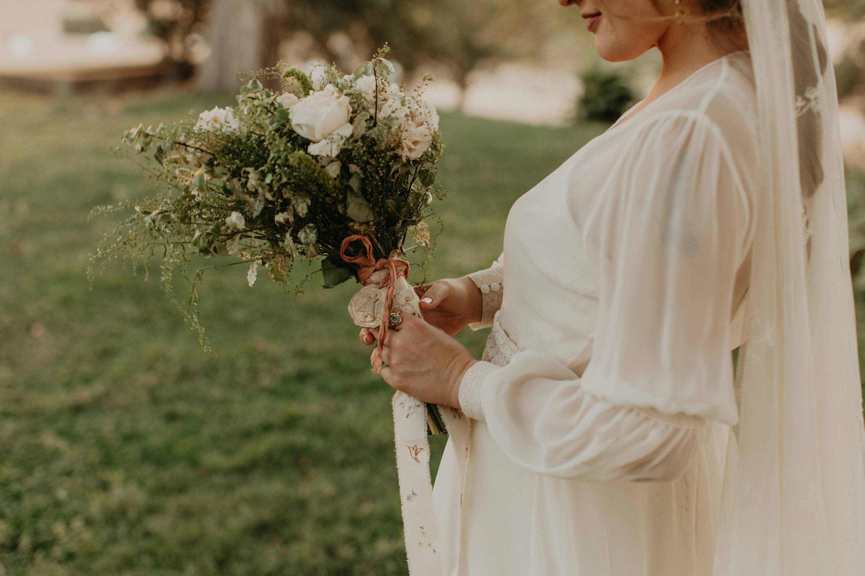detalle floral de la boda de Inma & Jose en Parroquia de Santa Ana y Cortijo Las Mozas