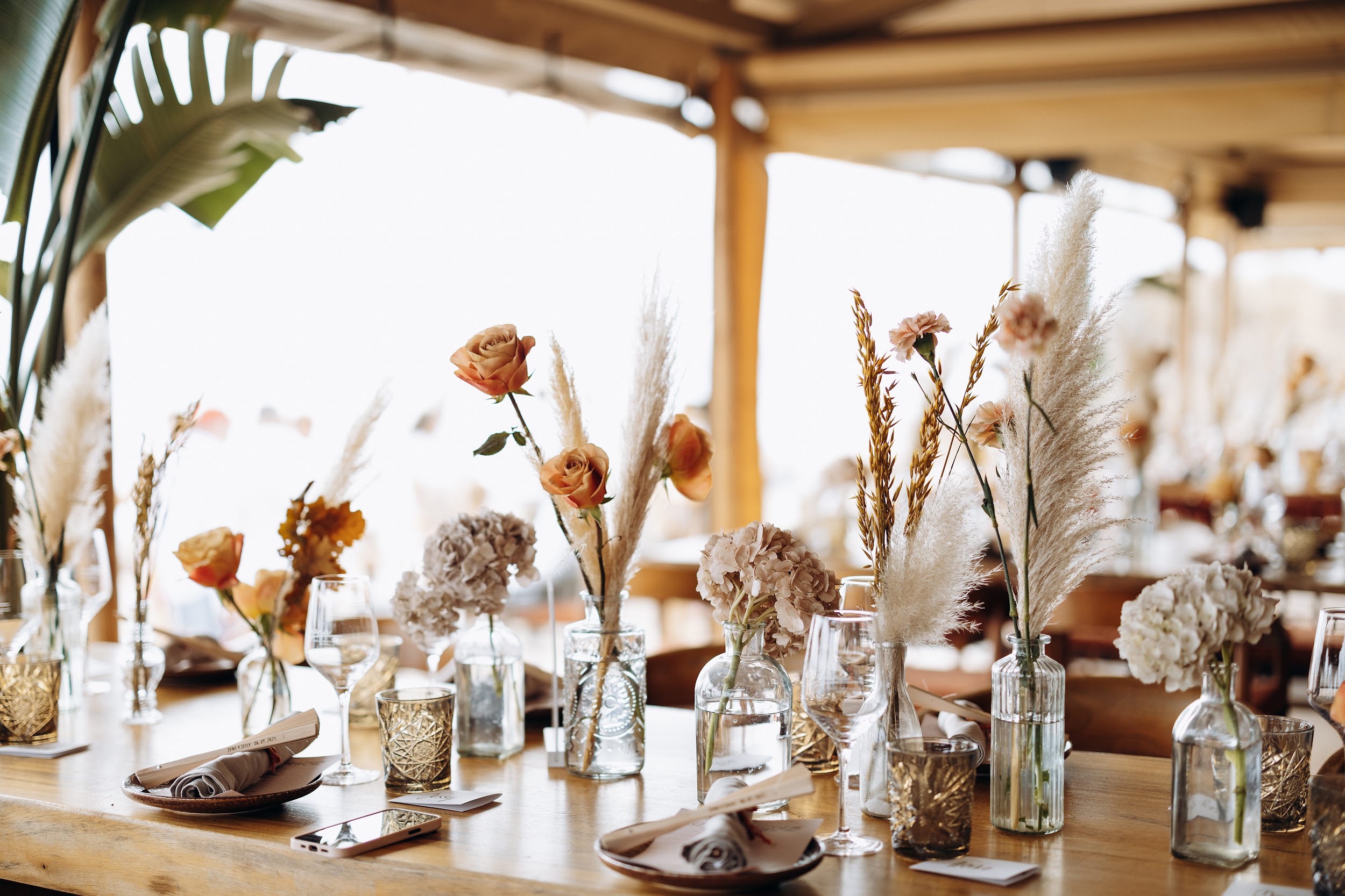 últimos detalles de la boda de Jens & Jessy en Oyana Beach Club Marbella Restaurant