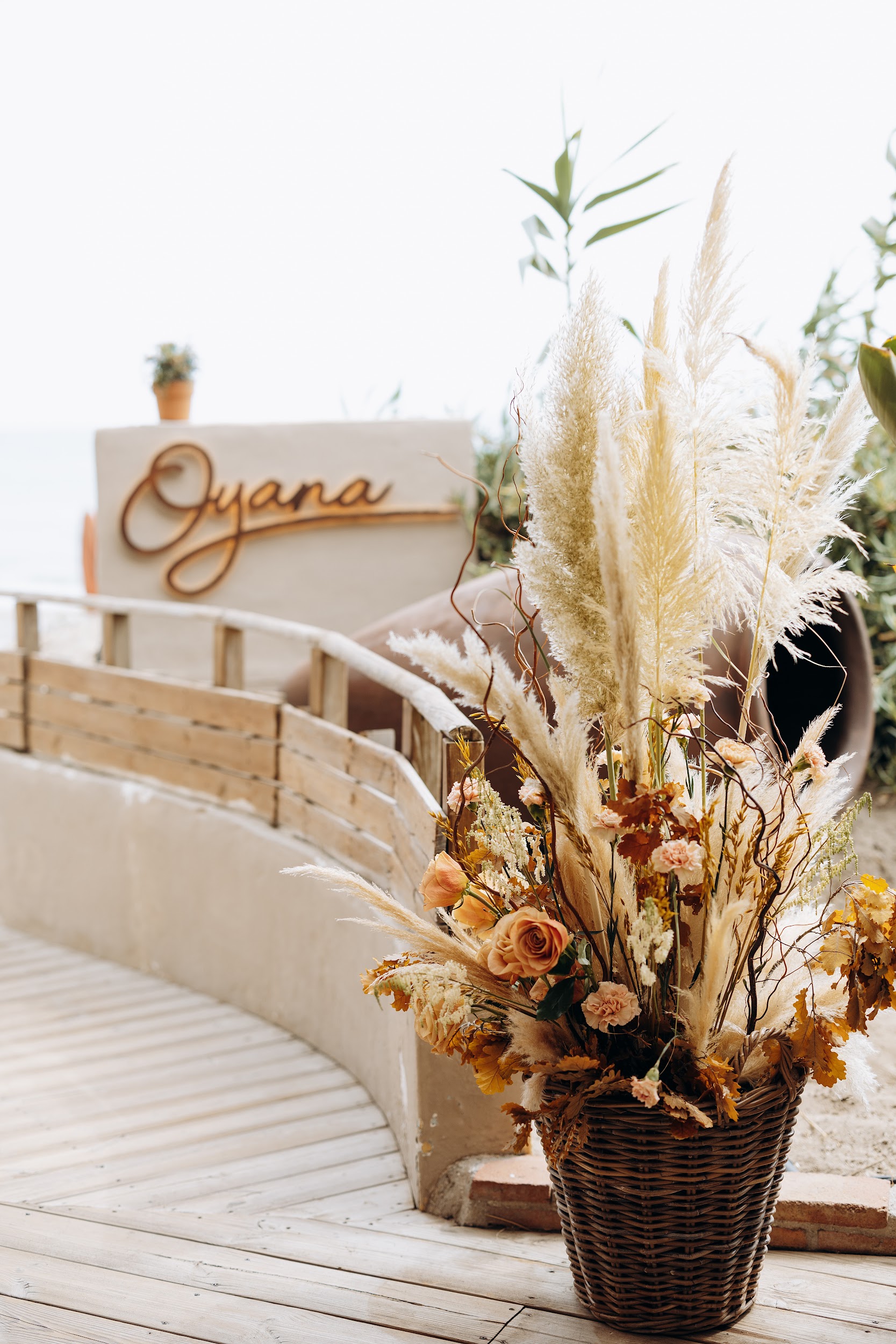 atmósfera al atardecer de la boda de Jens & Jessy en Oyana Beach Club Marbella Restaurant