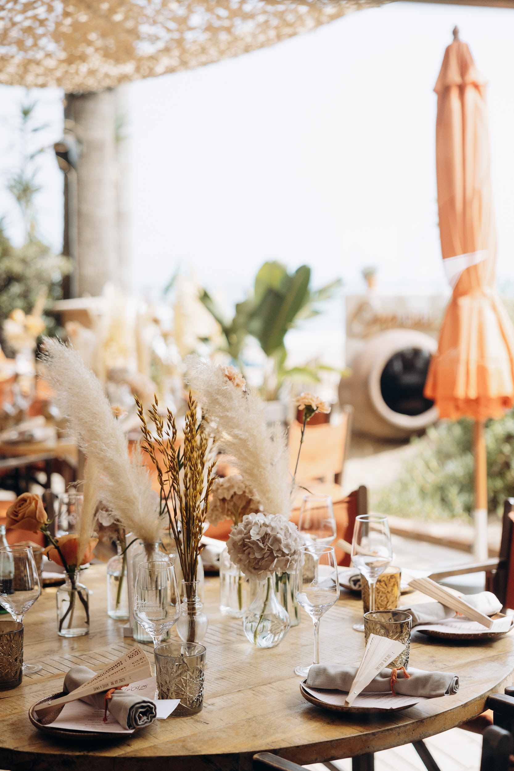 puesta en escena de la boda de Jens & Jessy en Oyana Beach Club Marbella Restaurant