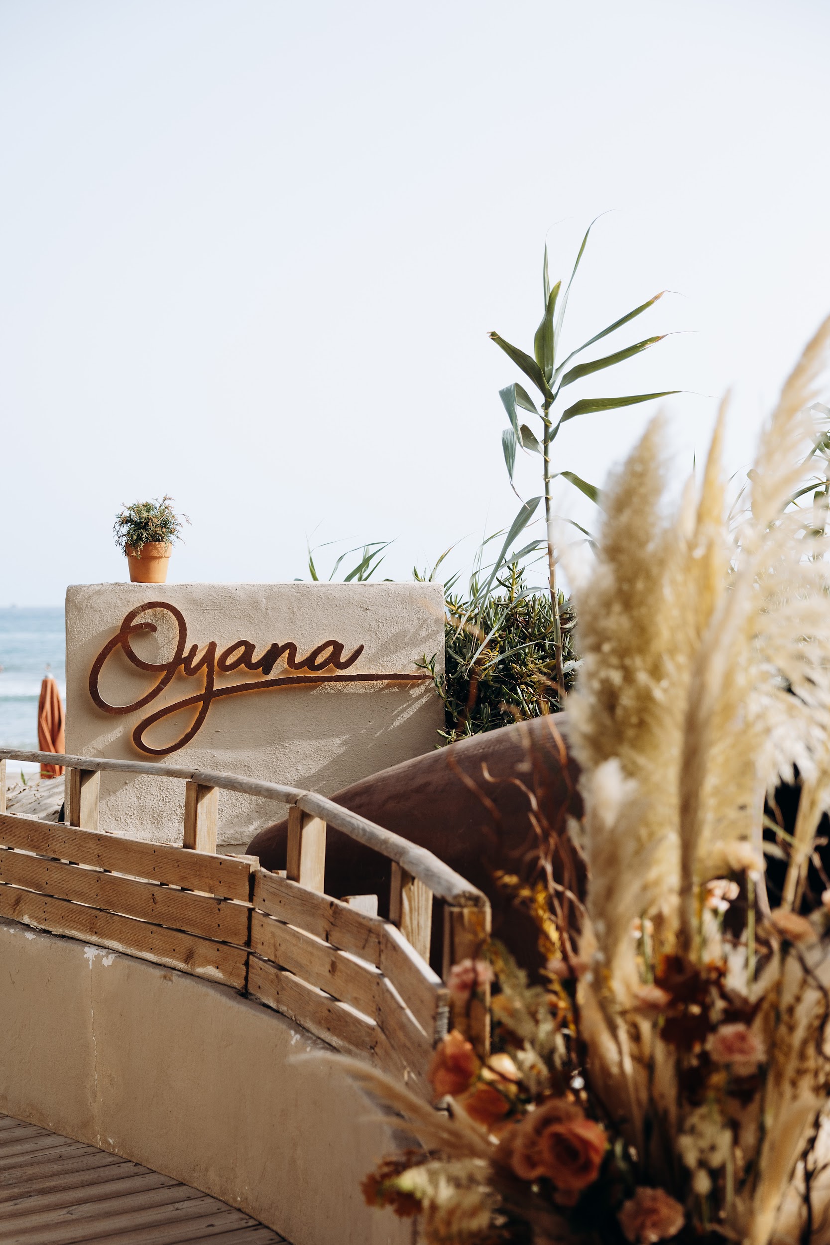 pasillo nupcial de la boda de Jens & Jessy en Oyana Beach Club Marbella Restaurant