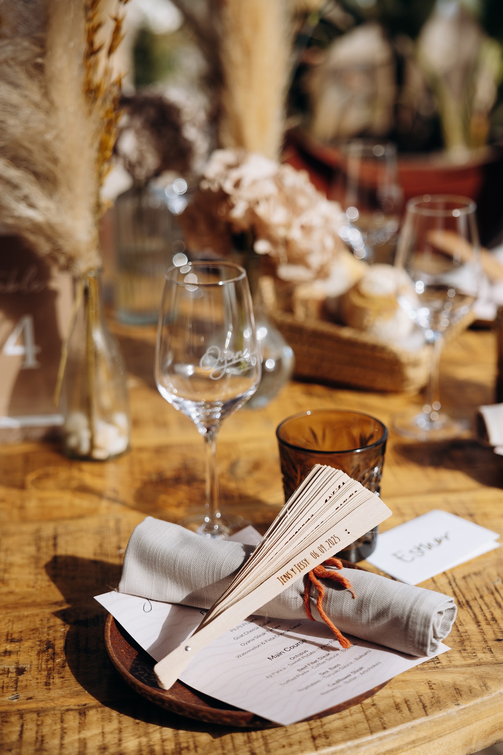instalación floral de la boda de Jens & Jessy en Oyana Beach Club Marbella Restaurant