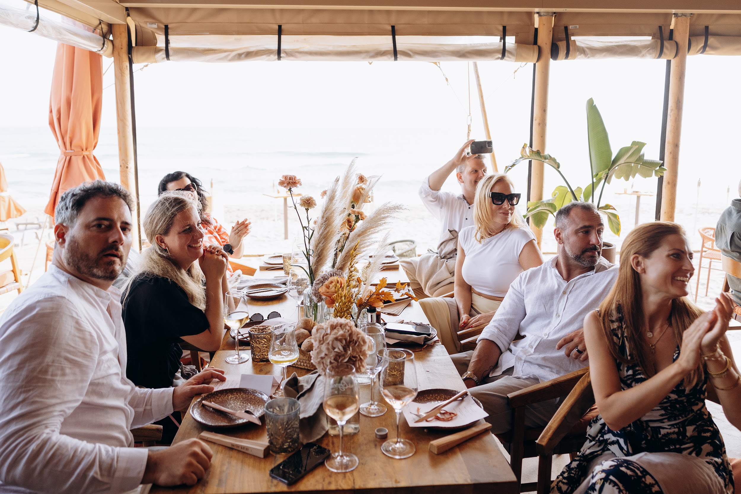 ambiente del banquete de la boda de Jens & Jessy en Oyana Beach Club Marbella Restaurant
