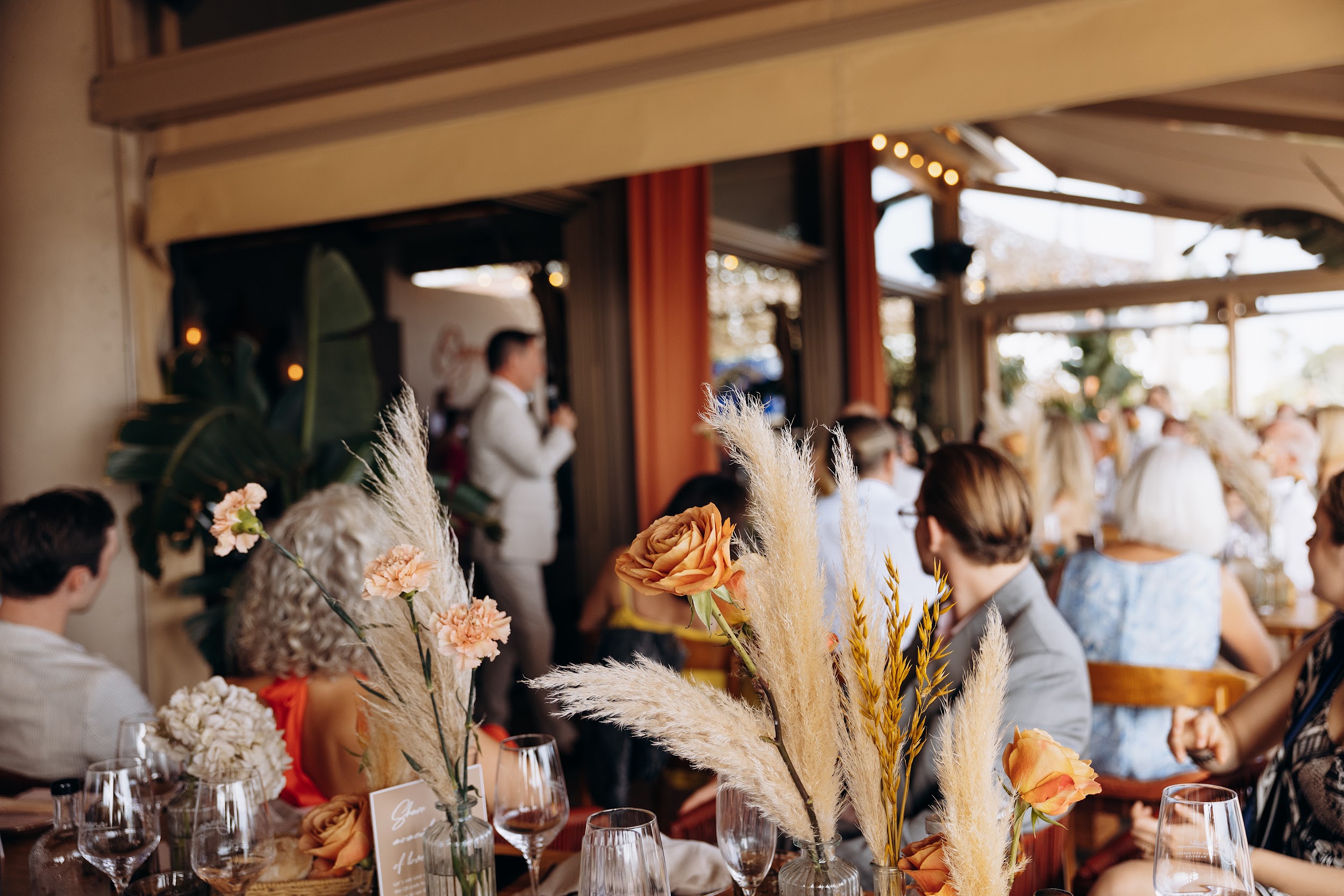 flores de temporada de la boda de Jens & Jessy en Oyana Beach Club Marbella Restaurant