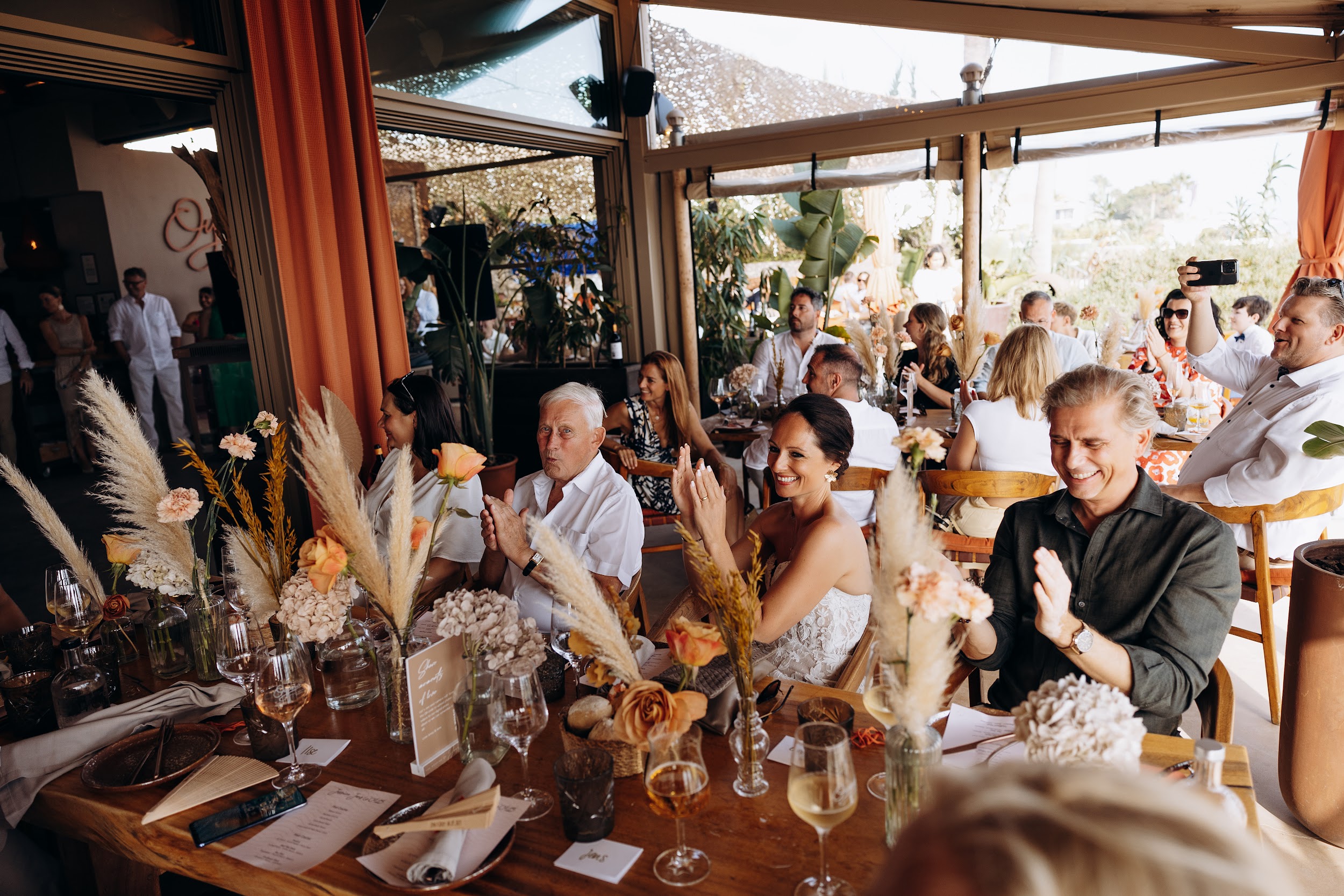 composición floral de la boda de Jens & Jessy en Oyana Beach Club Marbella Restaurant