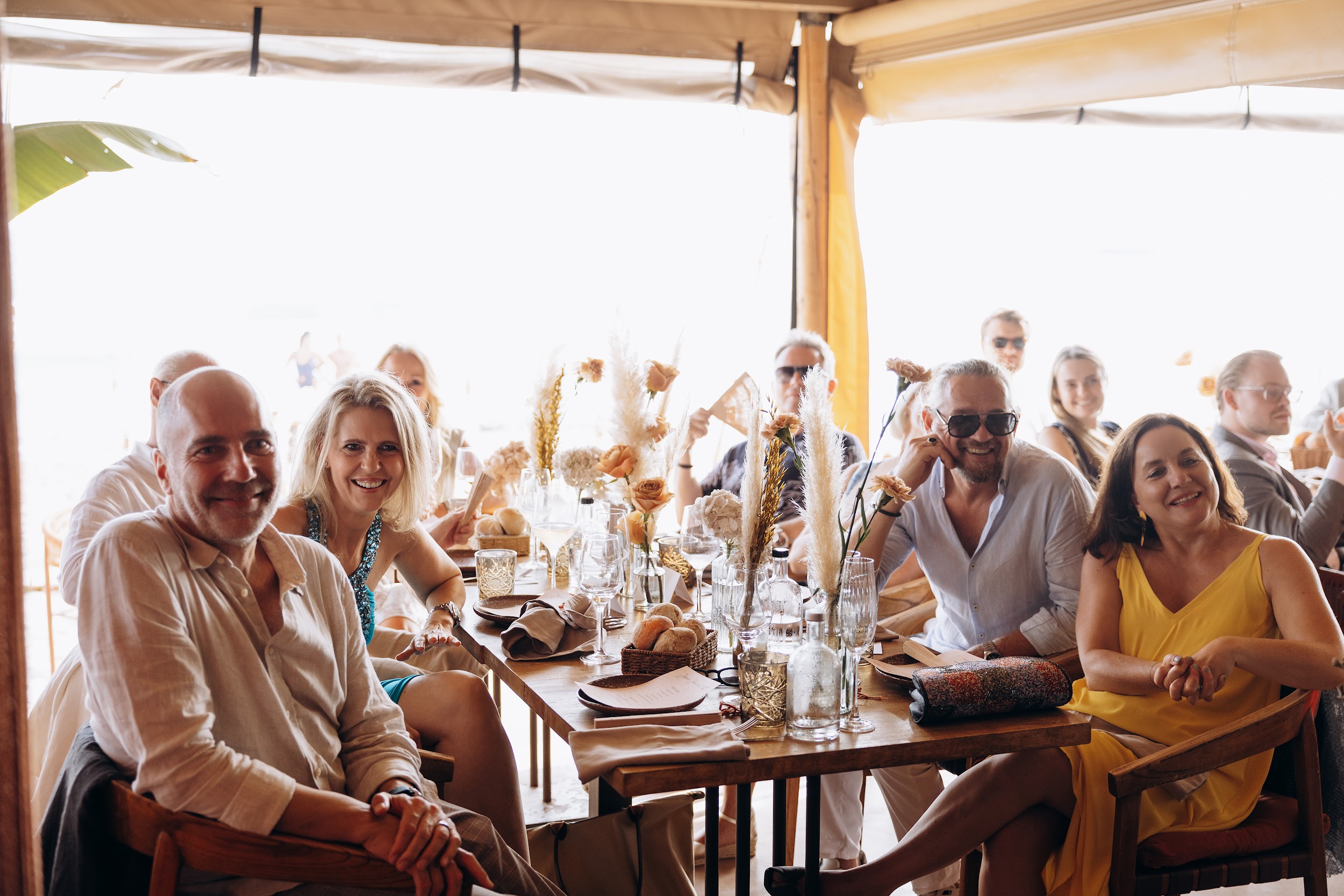 últimos detalles de la boda de Jens & Jessy en Oyana Beach Club Marbella Restaurant