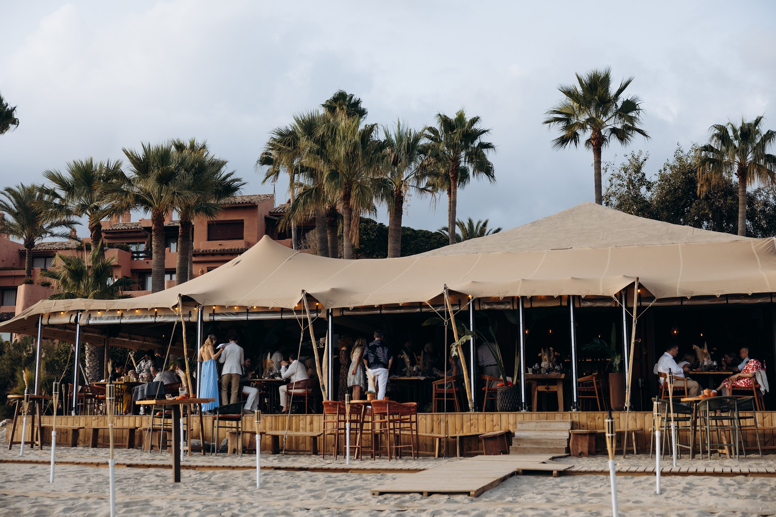 detalle de mesas de la boda de Jens & Jessy en Oyana Beach Club Marbella Restaurant