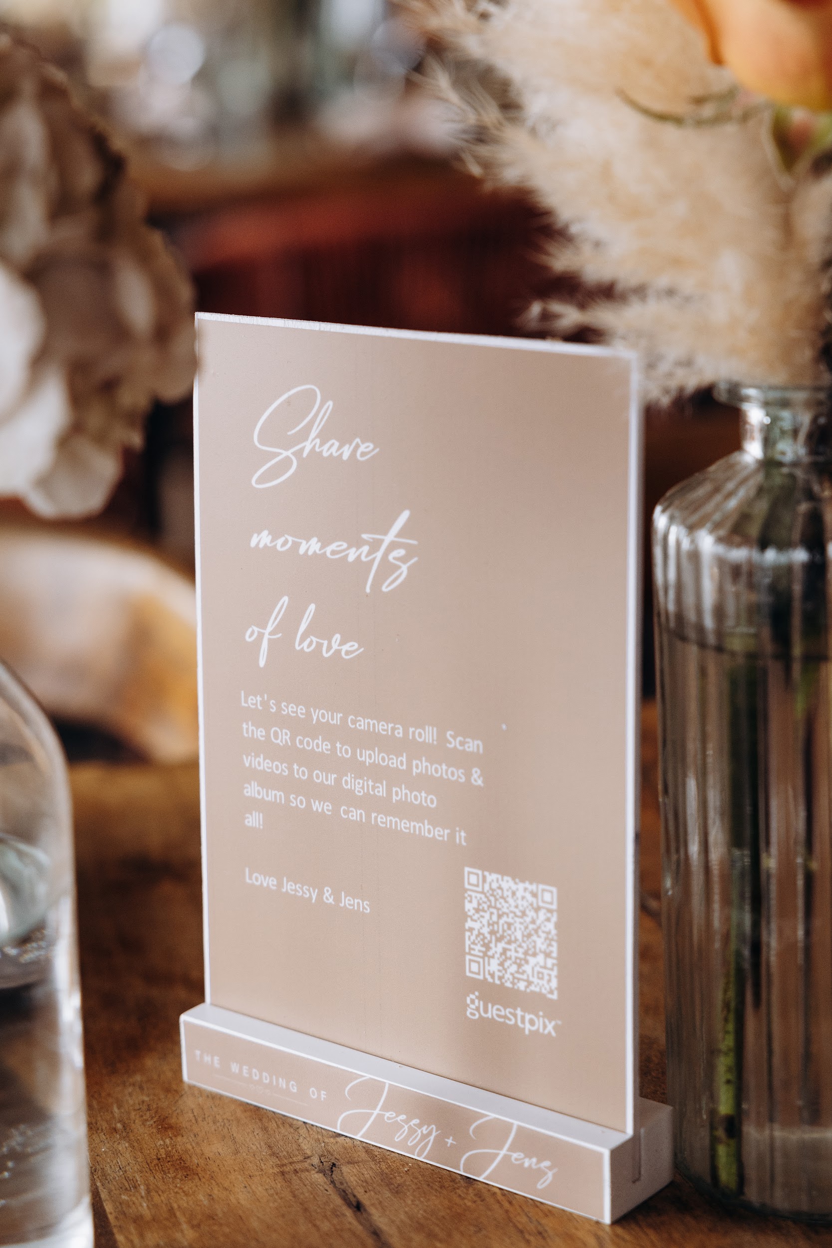 instalación floral de la boda de Jens & Jessy en Oyana Beach Club Marbella Restaurant